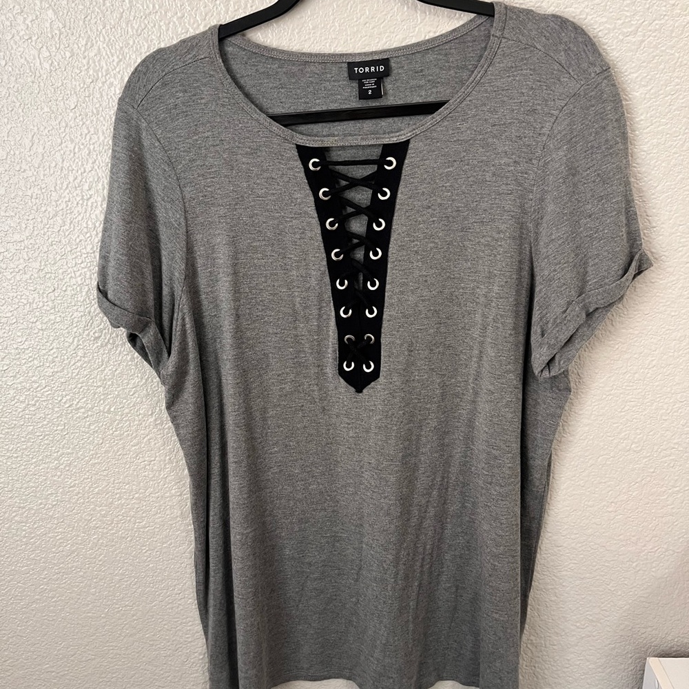 Torrid Deep V Lace Up Tee Size 2 Grey and Black - Picture 2 of 5